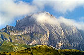 Trekking nel Parco Naturale Puez-Odle. Dall'Alpe Col Raiser (2100 m) alla Val di Funes. Le Odle viste da Col Raiser. 